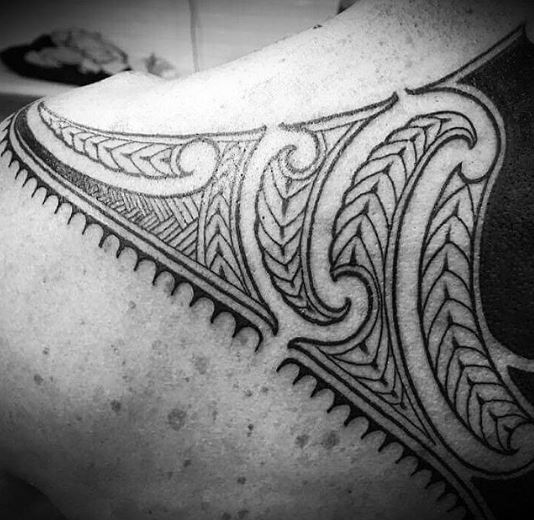tattoo maori polinesiano