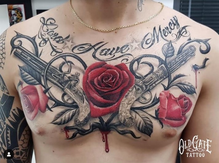 tatuaggio rosa per uomo