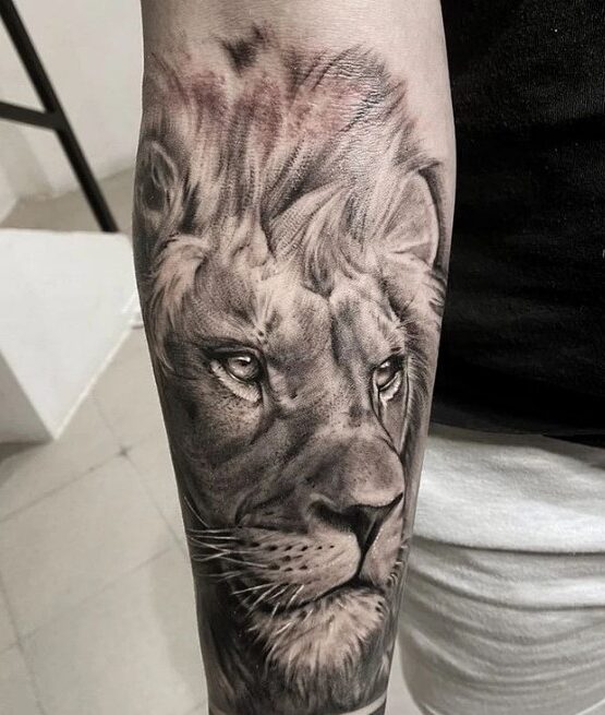 tattoo leone realistico