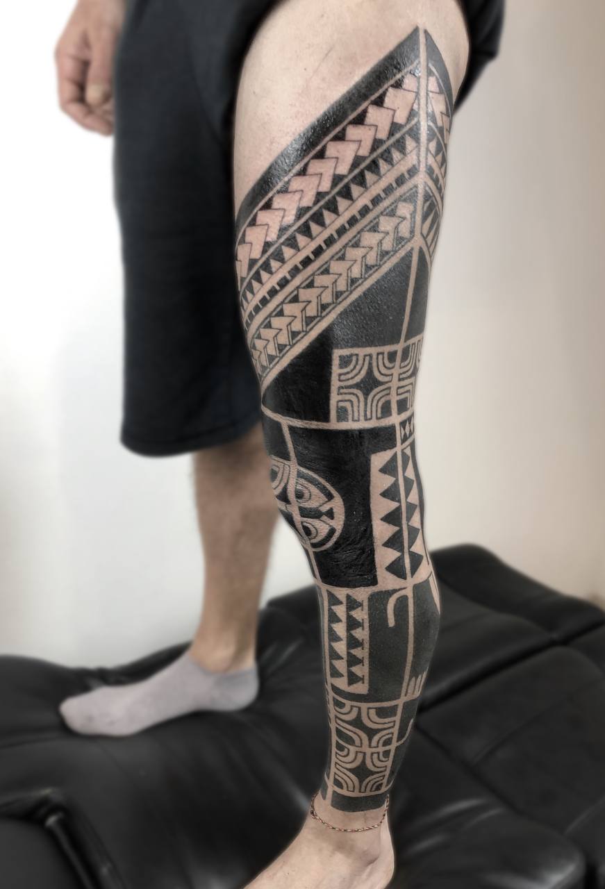 tatuaggio polinesiano gamba 