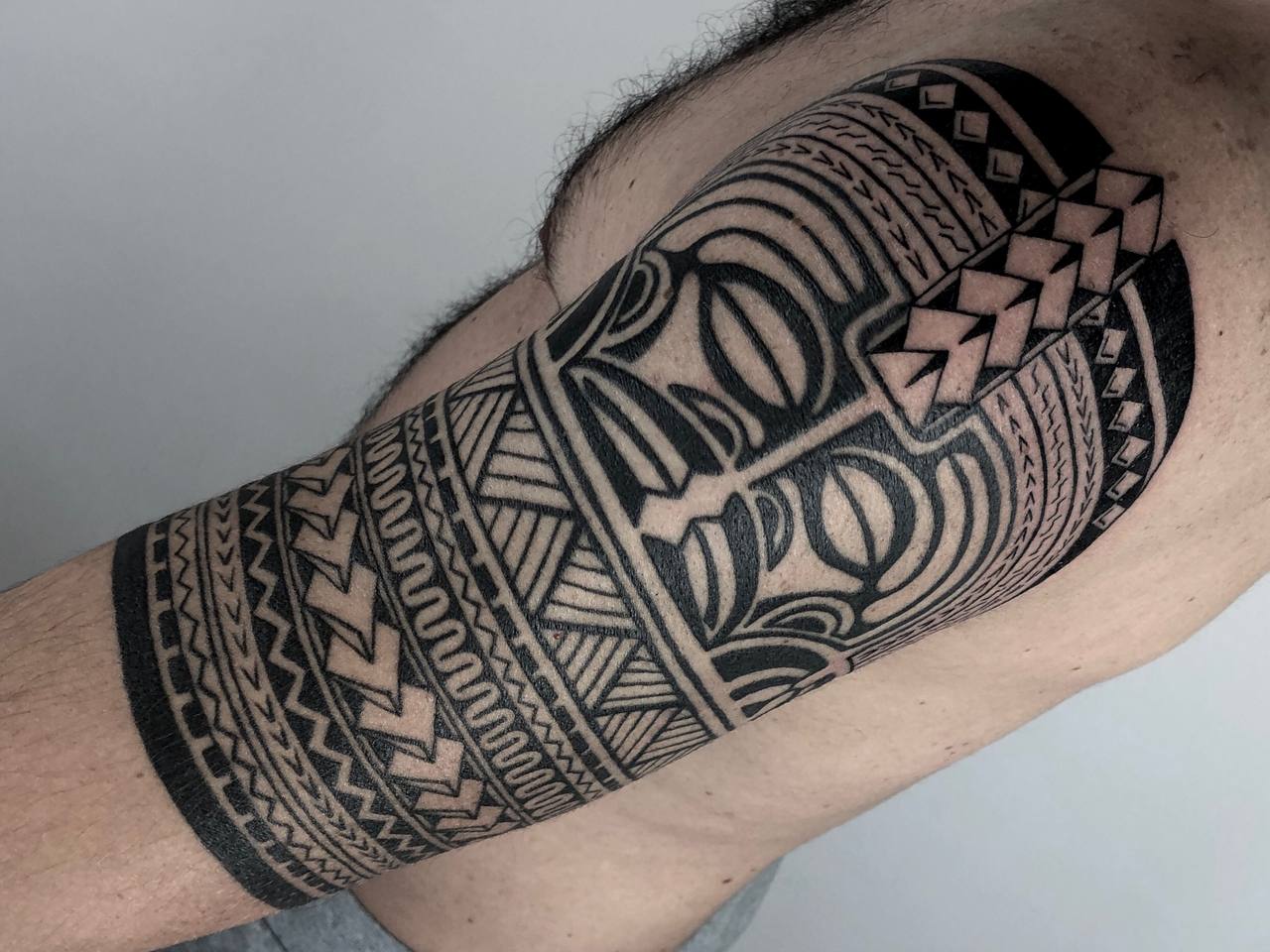 tatuaggio polinesiano deltoide braccio