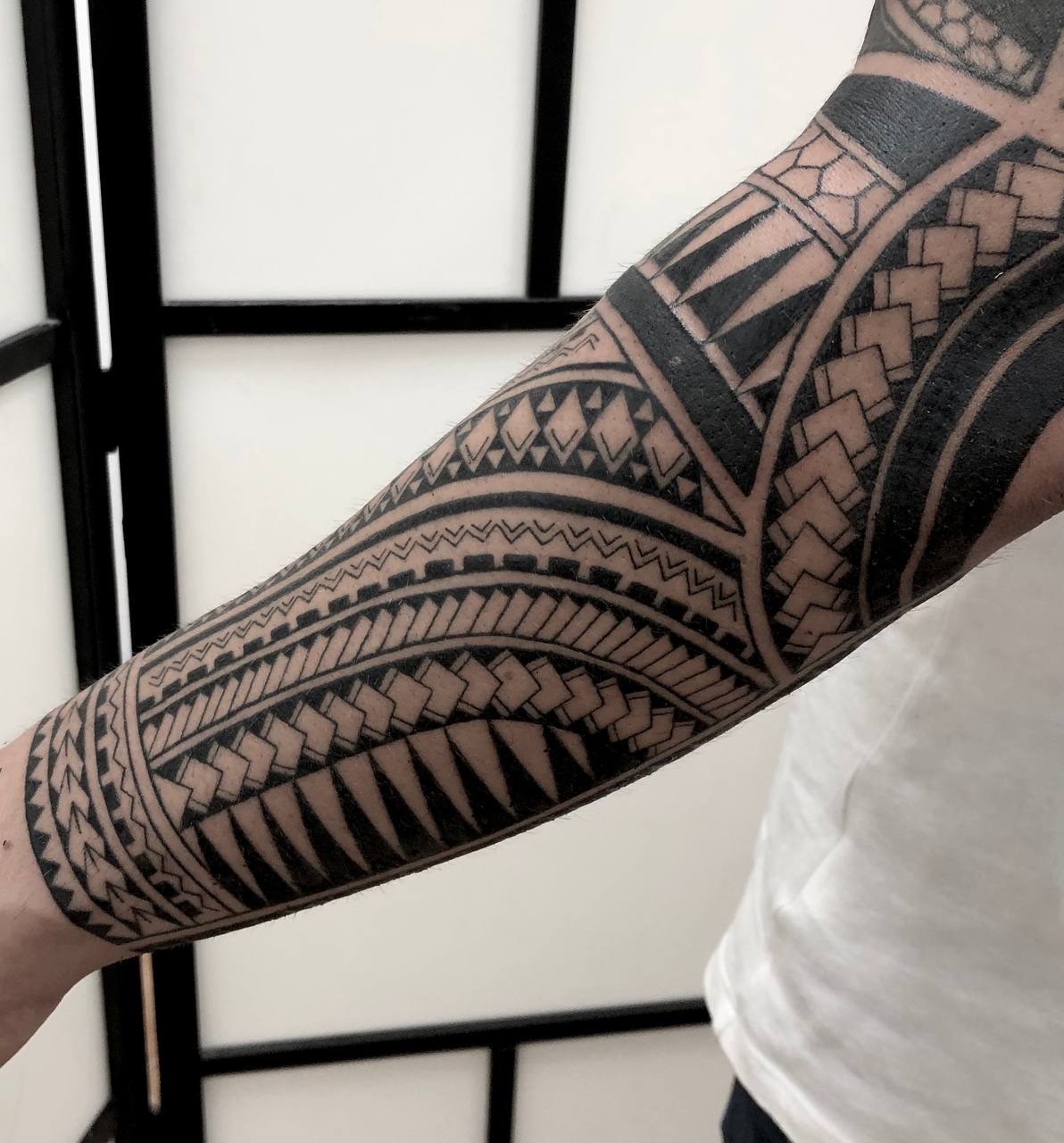 tatuaggio polinesiano braccio