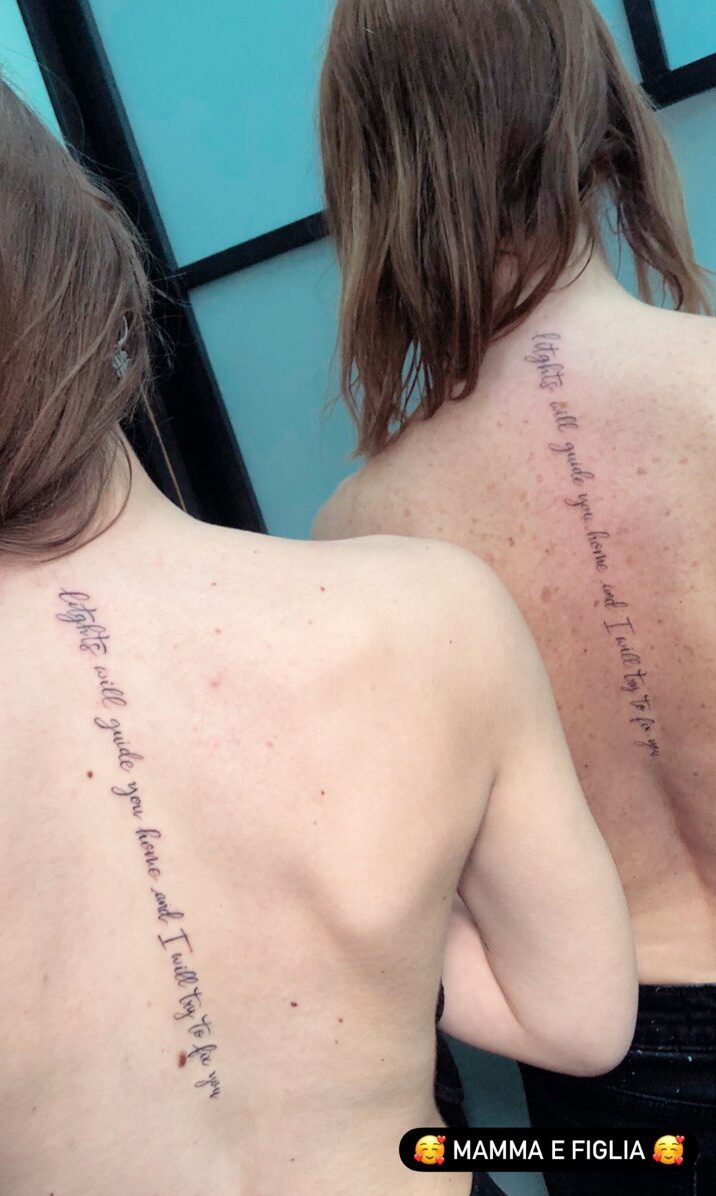 tatuaggio di coppia madre e figlia