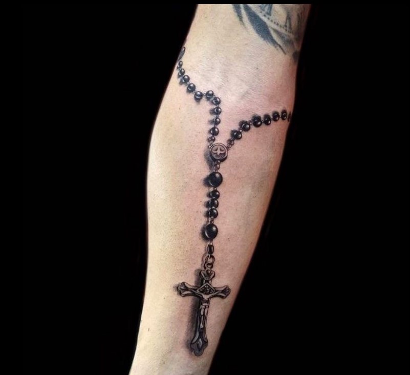 tattoo rosario religioso realistico